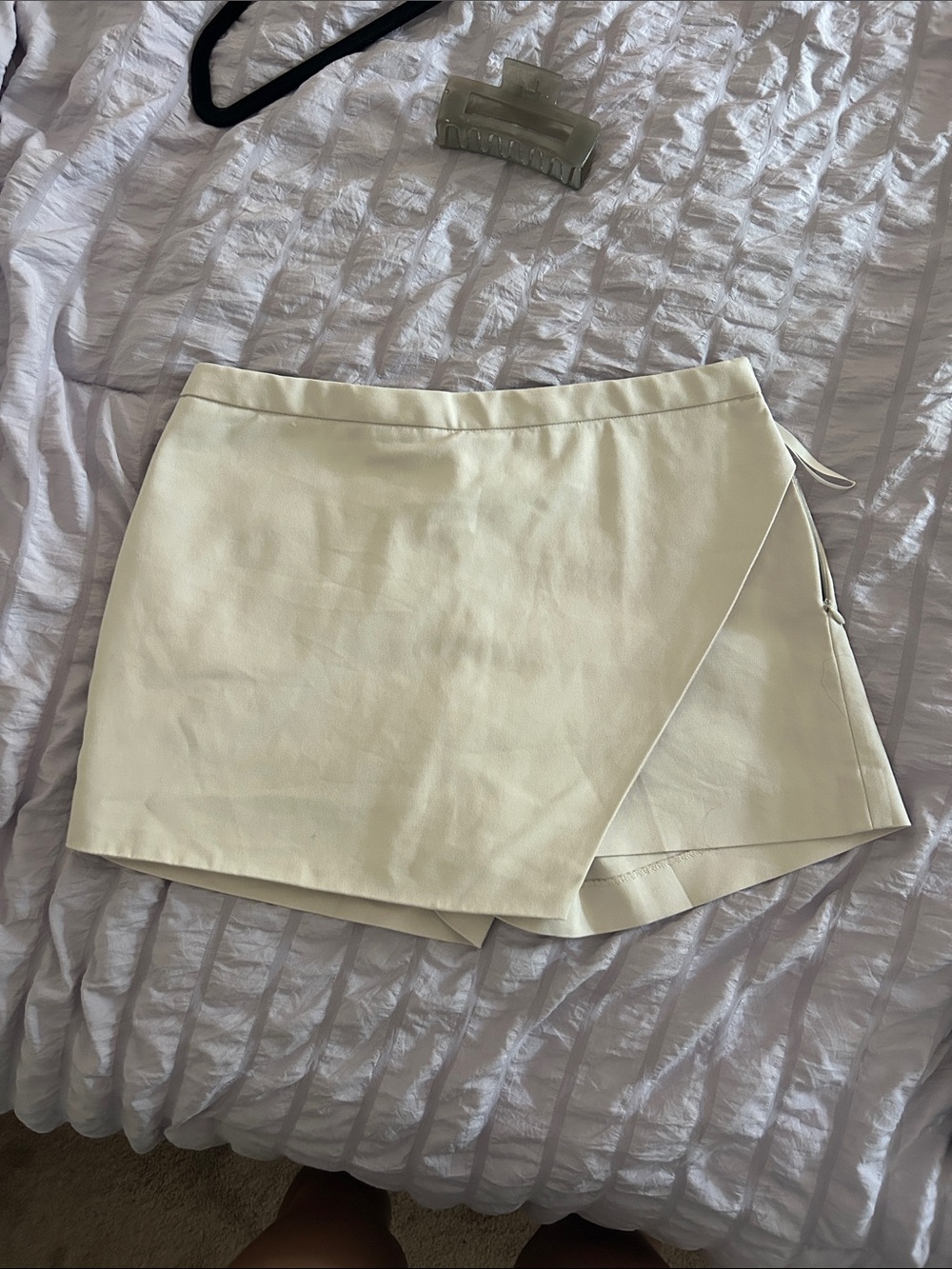 Aritzia Babaton Cream Wrap-Front Women’s Skort